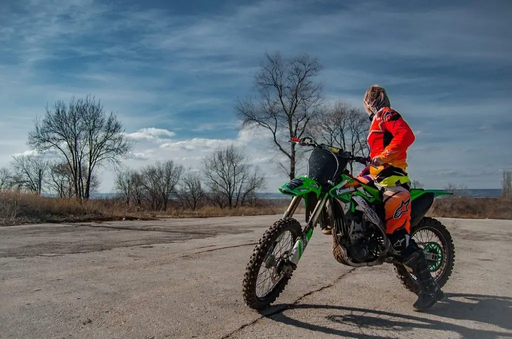 How to Put a Speedometer on a Dirt Bike