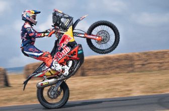 How to Do a Wheelie on a Dirt Bike Without a Clutch